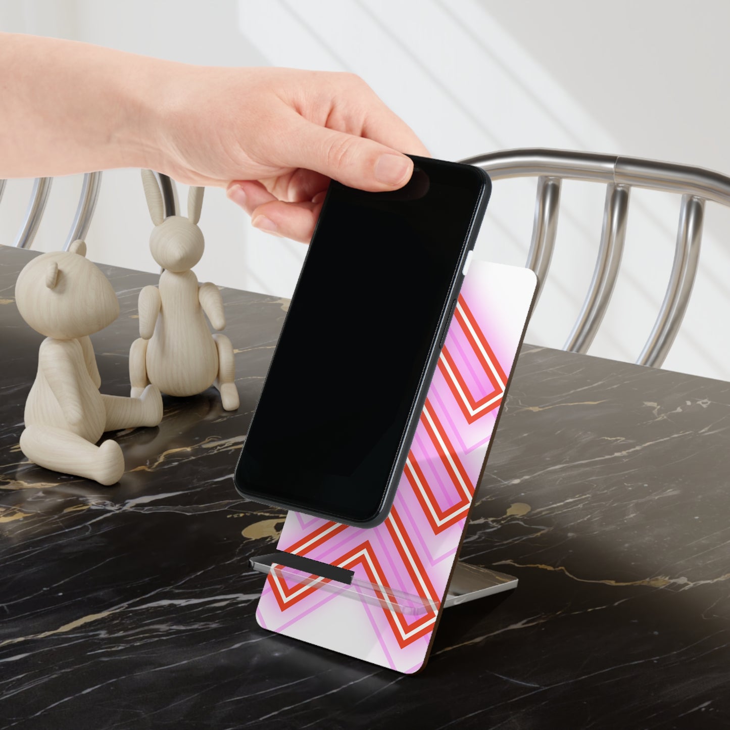 Pink Retro Chevron Gaming Phone Stand — Hands-Free Mobile Display for Desk & Bedside