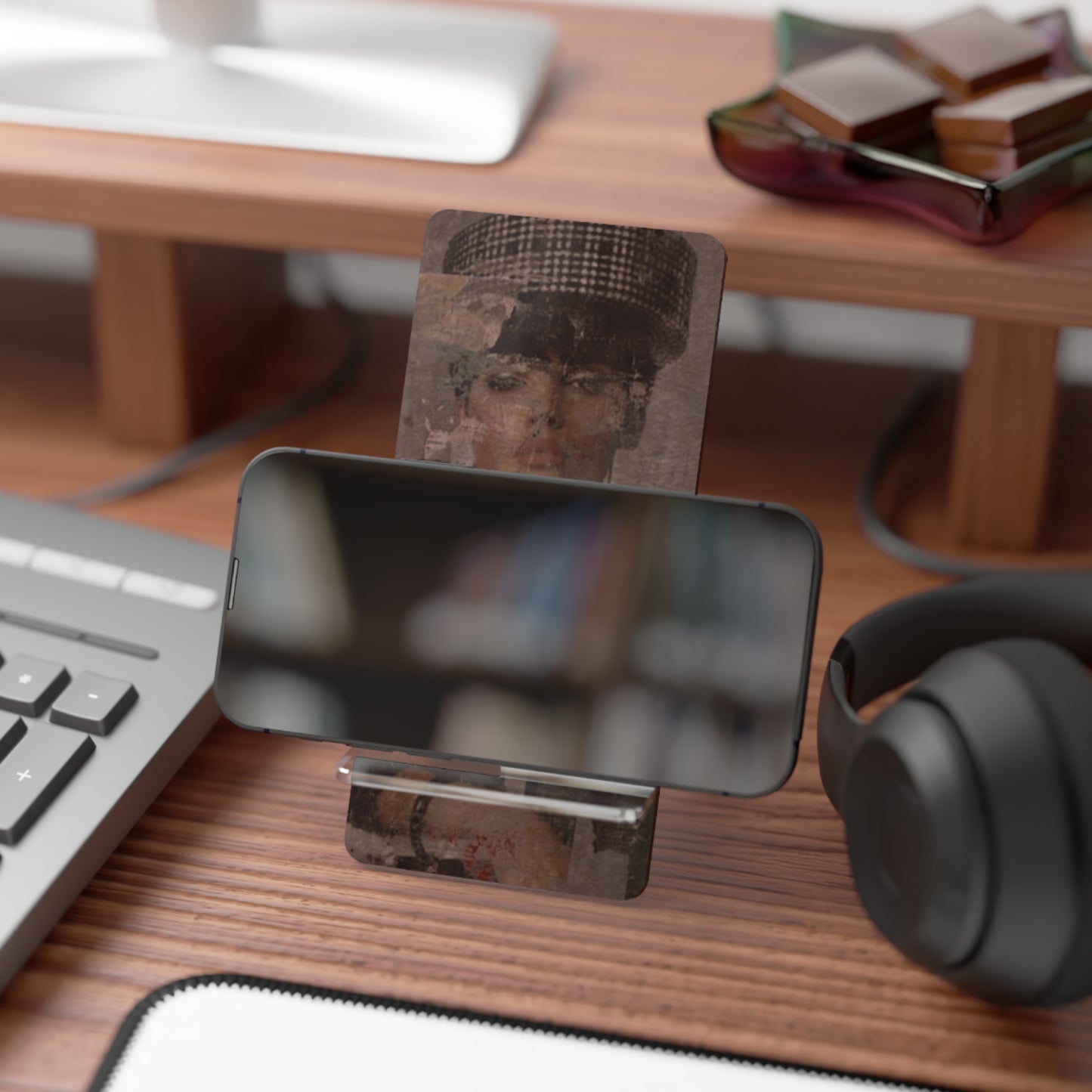Artistic Vintage Portrait Phone Stand — Foldable Mobile Display for Smartphones