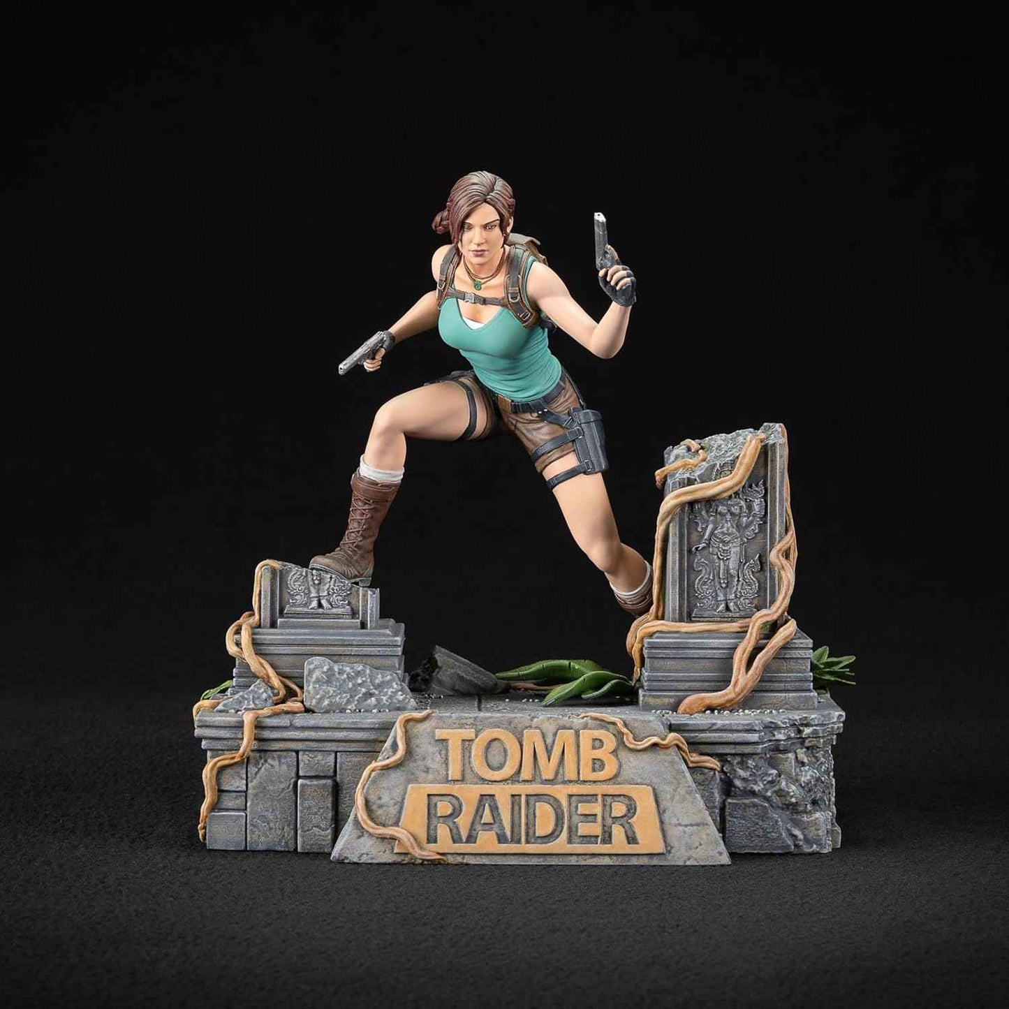 Dark Horse Deluxe Tomb Raider: Lara Croft PVC Statue