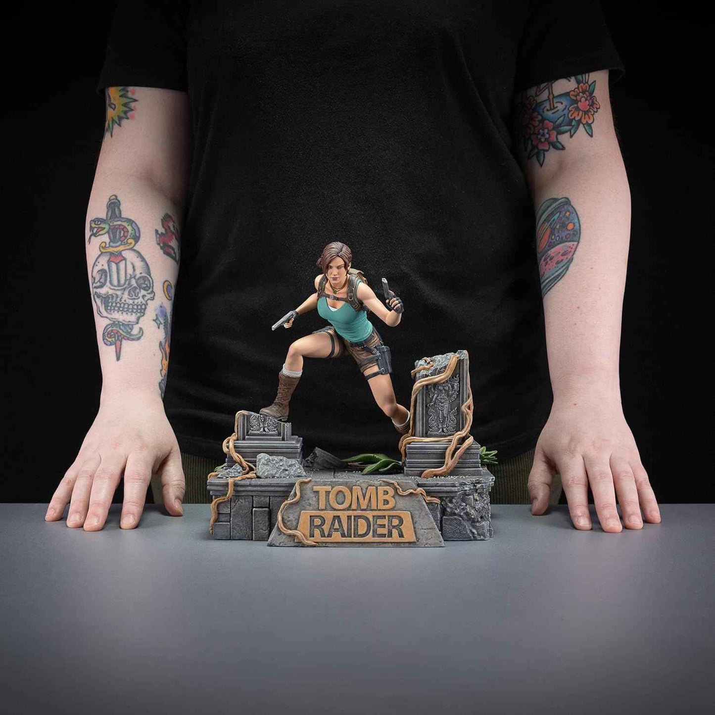 Dark Horse Deluxe Tomb Raider: Lara Croft PVC Statue