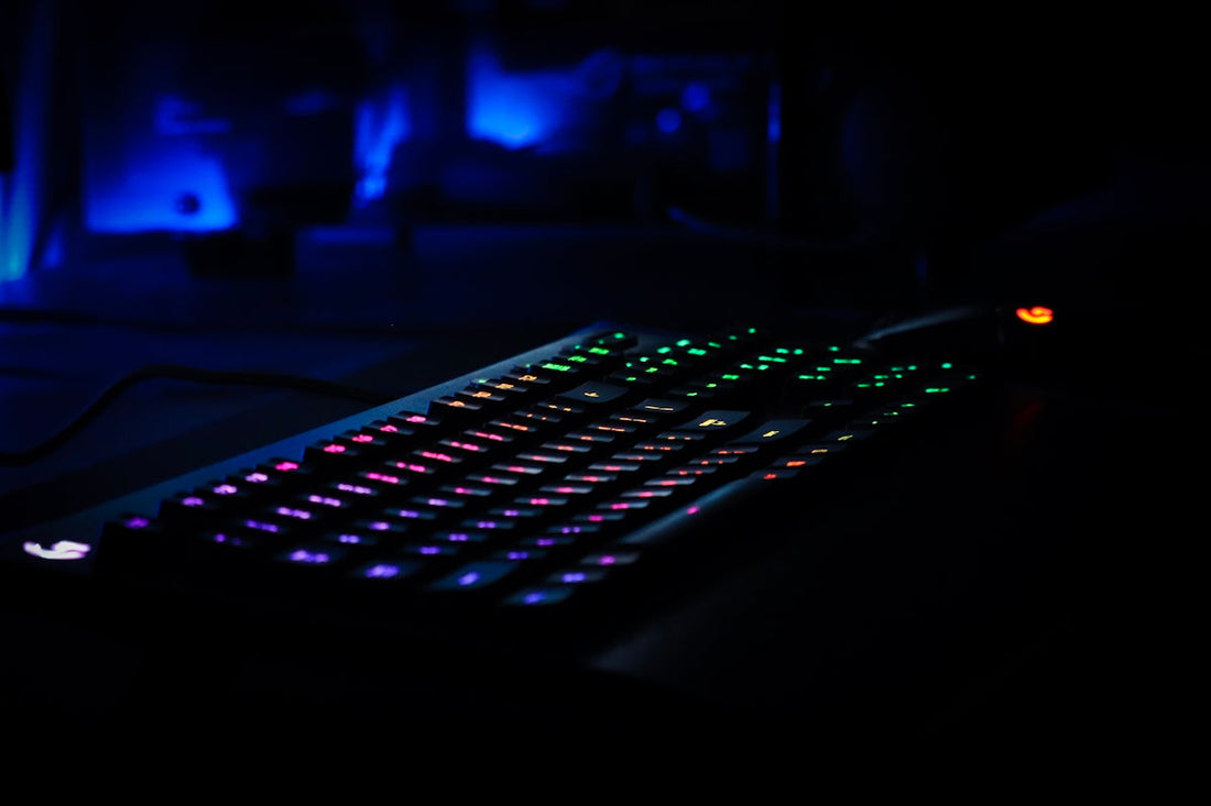 black gaming keyboard close-up photography