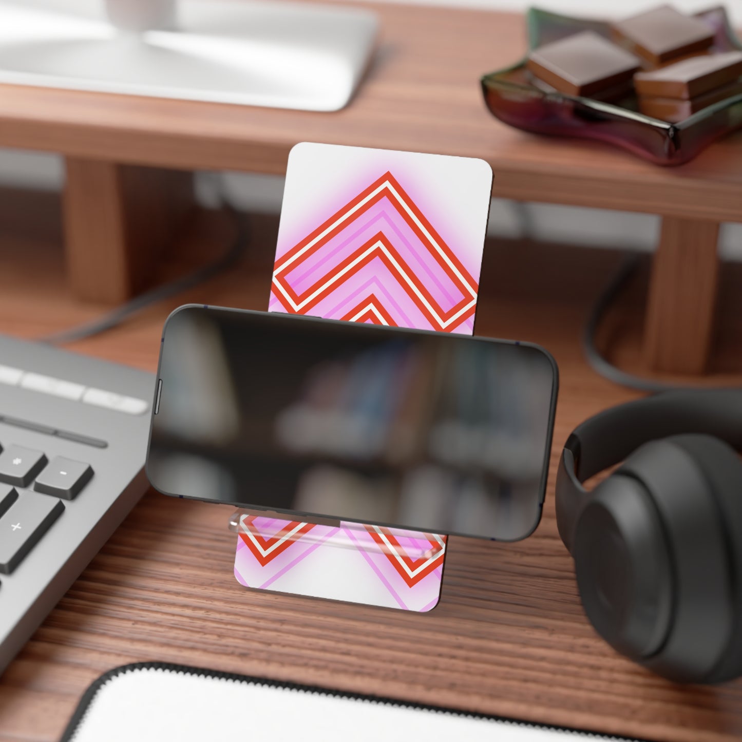 Pink Retro Chevron Gaming Phone Stand — Hands-Free Mobile Display for Desk & Bedside
