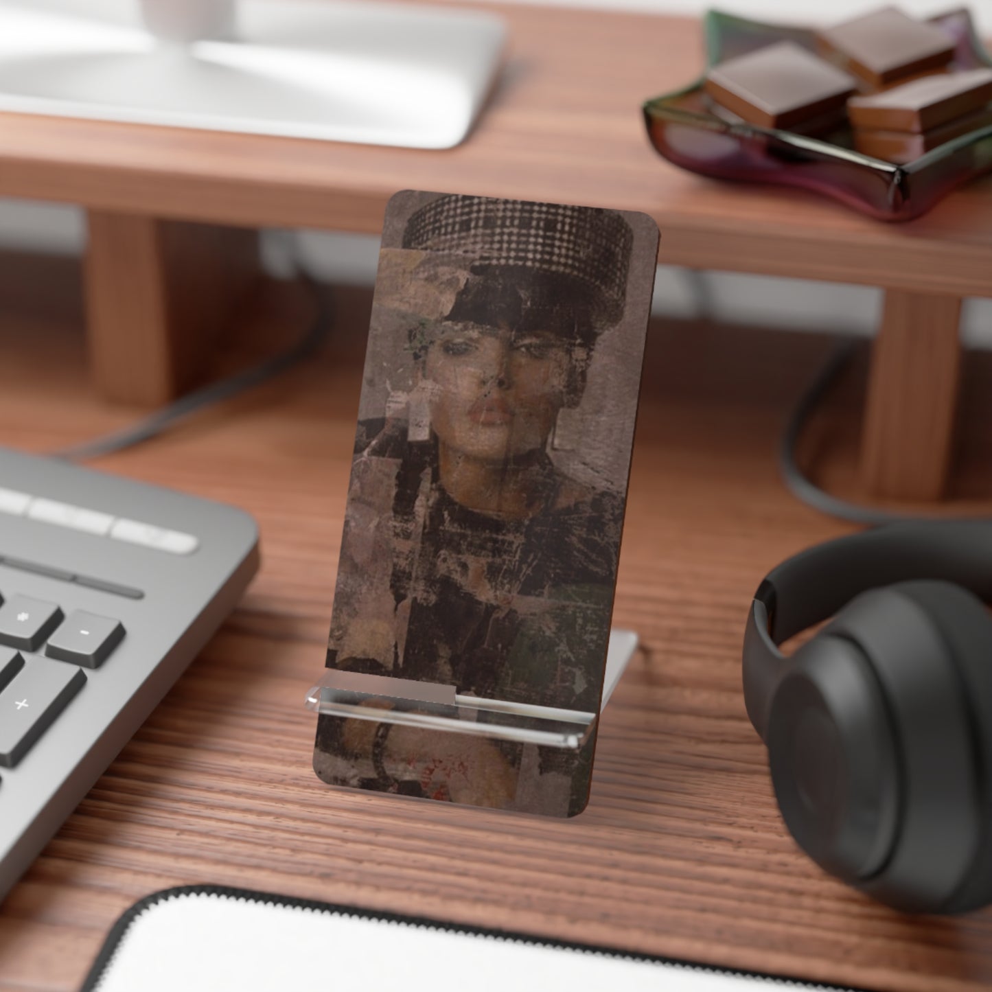 Artistic Vintage Portrait Phone Stand — Foldable Mobile Display for Smartphones