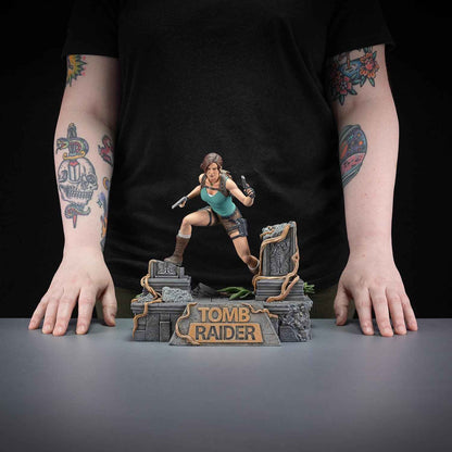 Dark Horse Deluxe Tomb Raider: Lara Croft PVC Statue